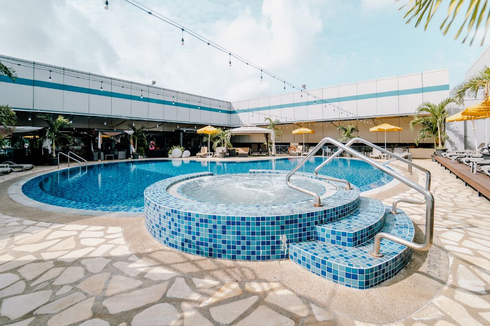 Aerotel Singapore's outdoor swimming pool and jacuzzi