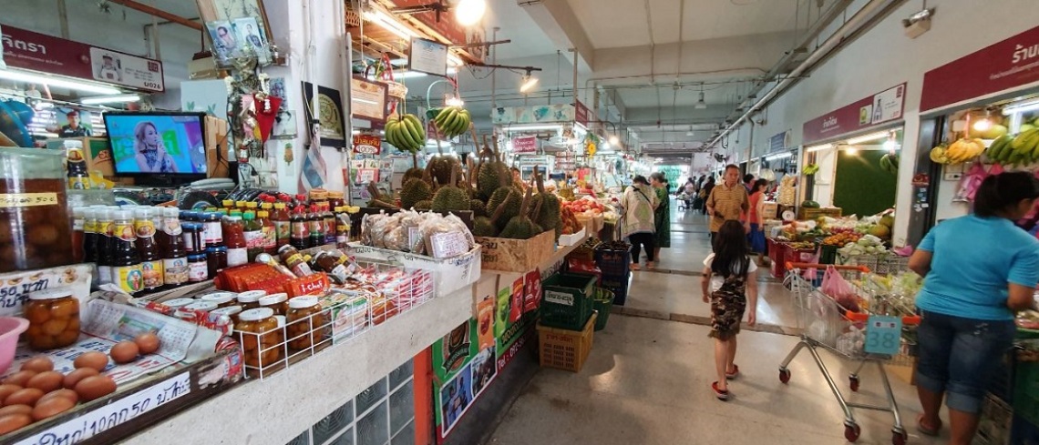 Rows of stores in Sam Yan Market