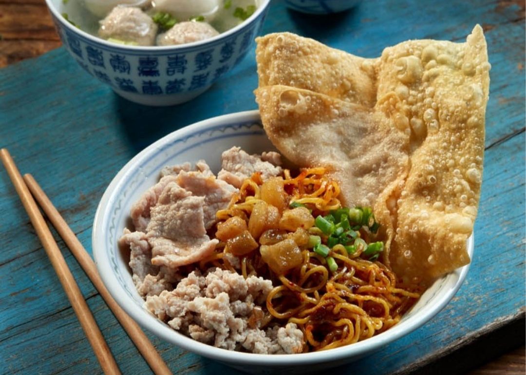 Sauce-coated noodles, bouncy fishballs, and crispy wonton skin – a perfect combination of flavours in one bowl. (Image Credit: Lixin Teochew Fishball Noodle)