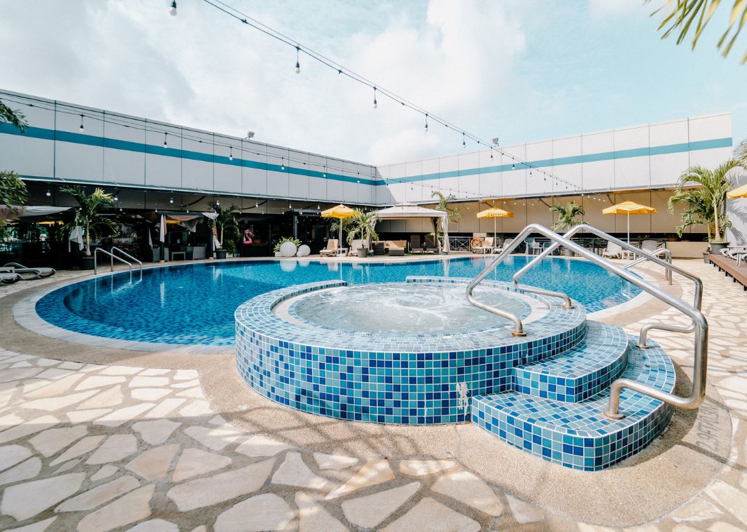 Outdoor jacuzzi at Changi’s swimming pool 