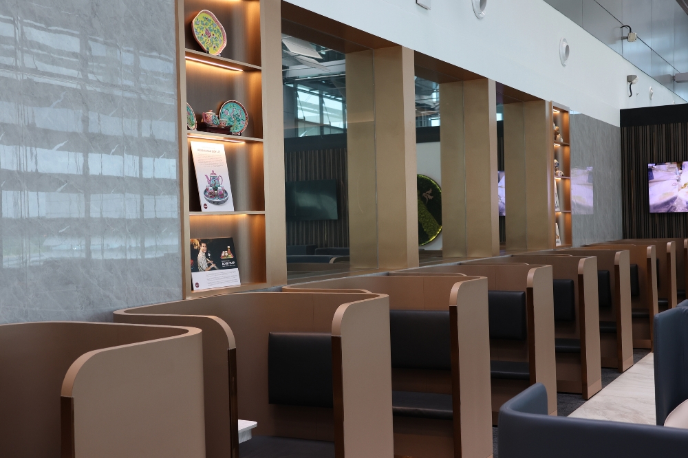 peranakan decor in new sats premier lounge at changi terminal 3