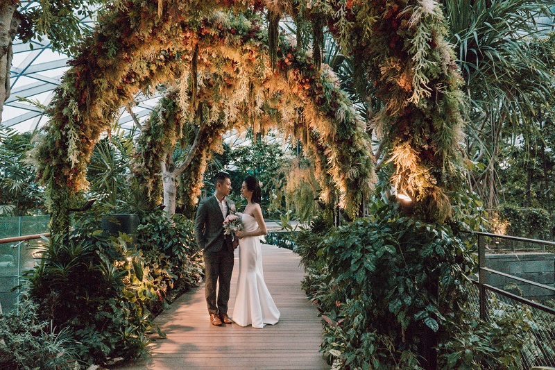 a couple having their wedding photoshoot at jewel-changi canopy park, singapore