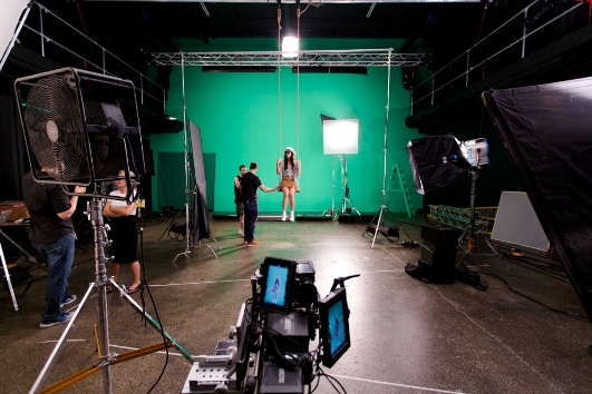 Filming of ‘the girl on a swing’ in a studio      