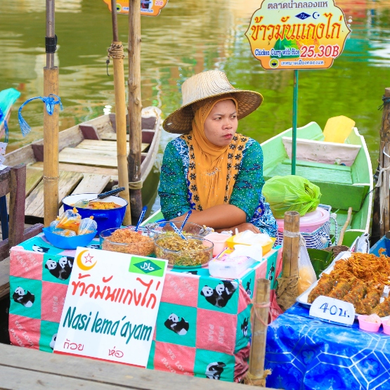 khlong hae floating market stall, hat yai thailand