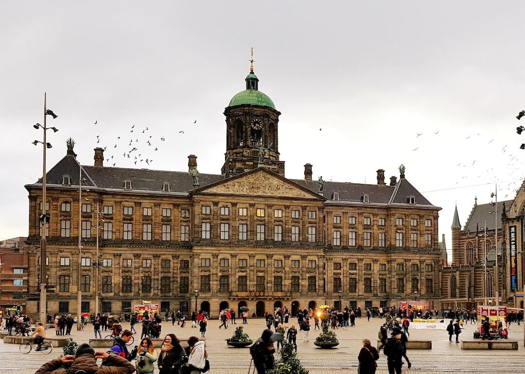 cycling routes through the royal palace of amsterdam on dam square