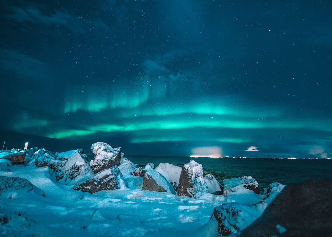 view the northern lights, things to do in iceland