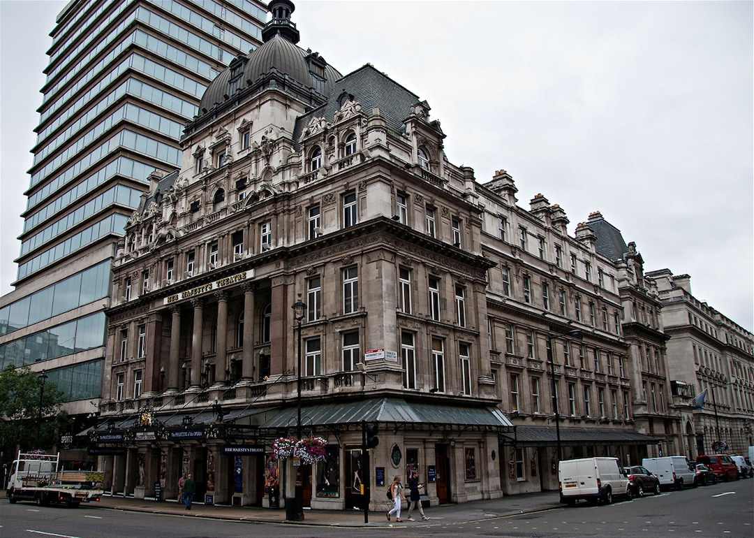 exterior of her majesty’s theatre on london west end