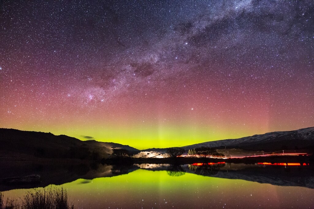The dazzling southern lights in New Zealand create a beautiful scenery with a warm and colourful sky