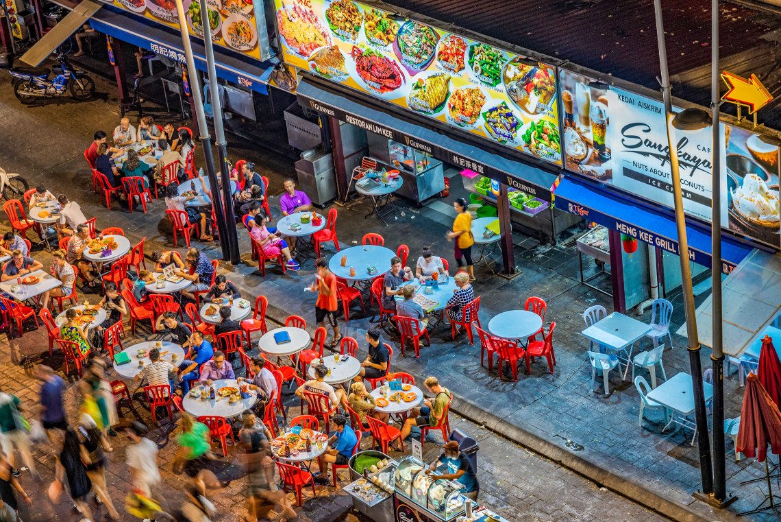 jalan alor food street is the perfect spot for dinner or supper in kuala lumpur, malaysia
