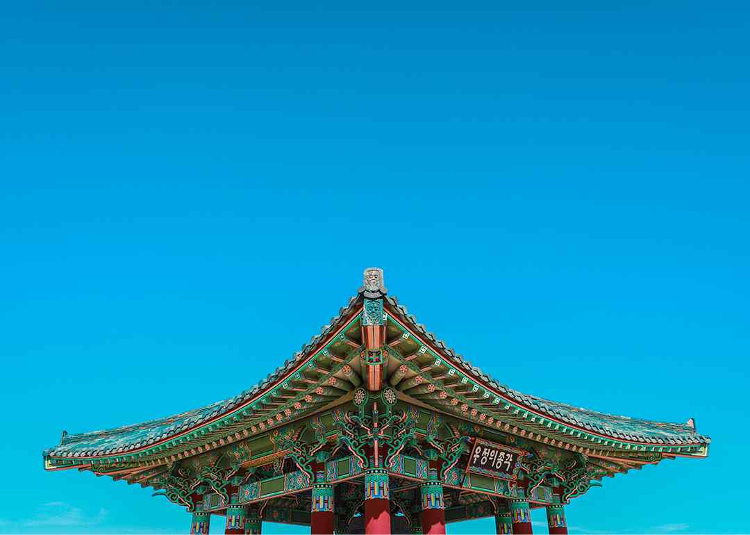 curved roof of korean building, beautiful architecture
