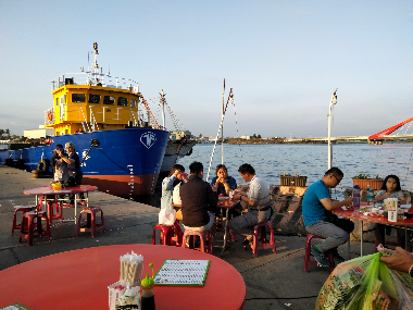 Eat at Hua Qiao Fish Market with a view of the Taiwan Strait