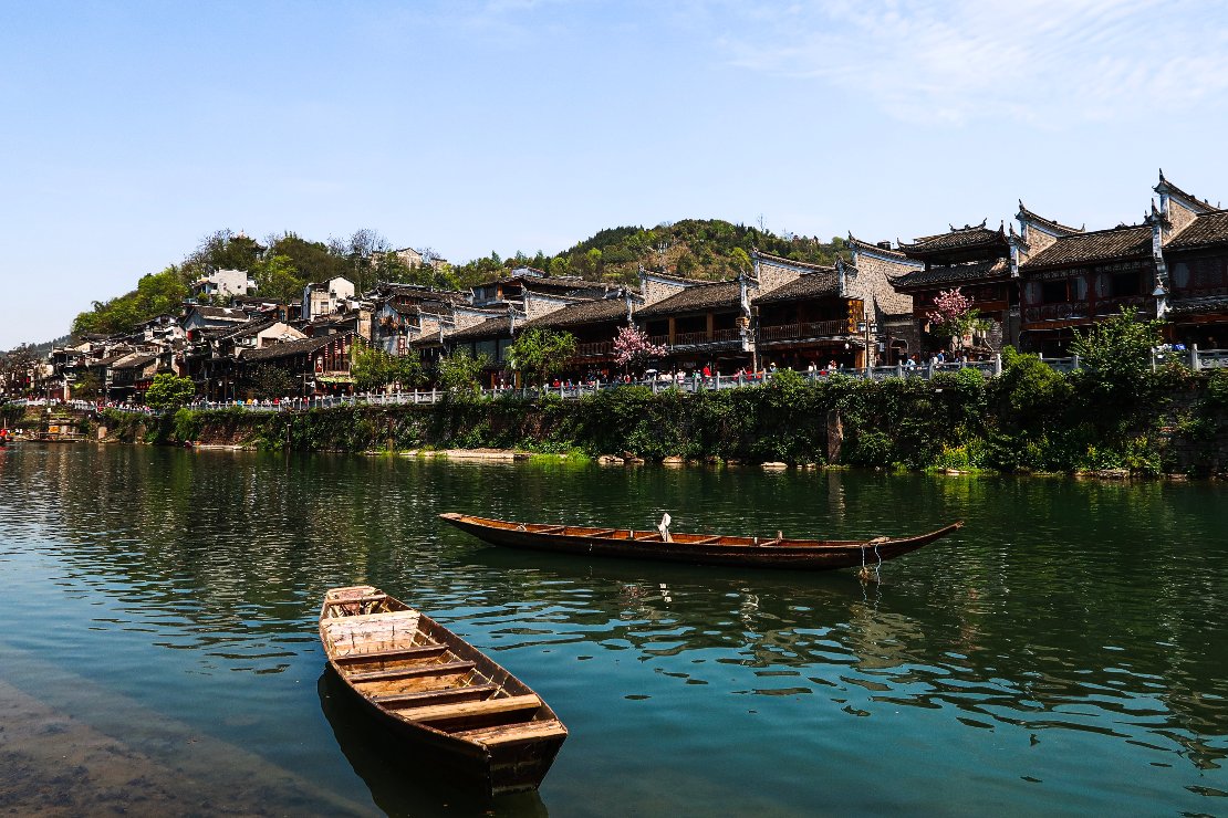 Local living at Tuojiang River at Feng Huang Ancient Town)