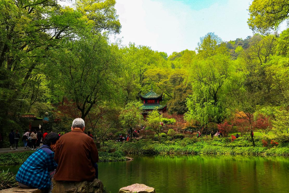 Old couple in front of Ai Wan Pavillion at Yuelu Hill, Changsha