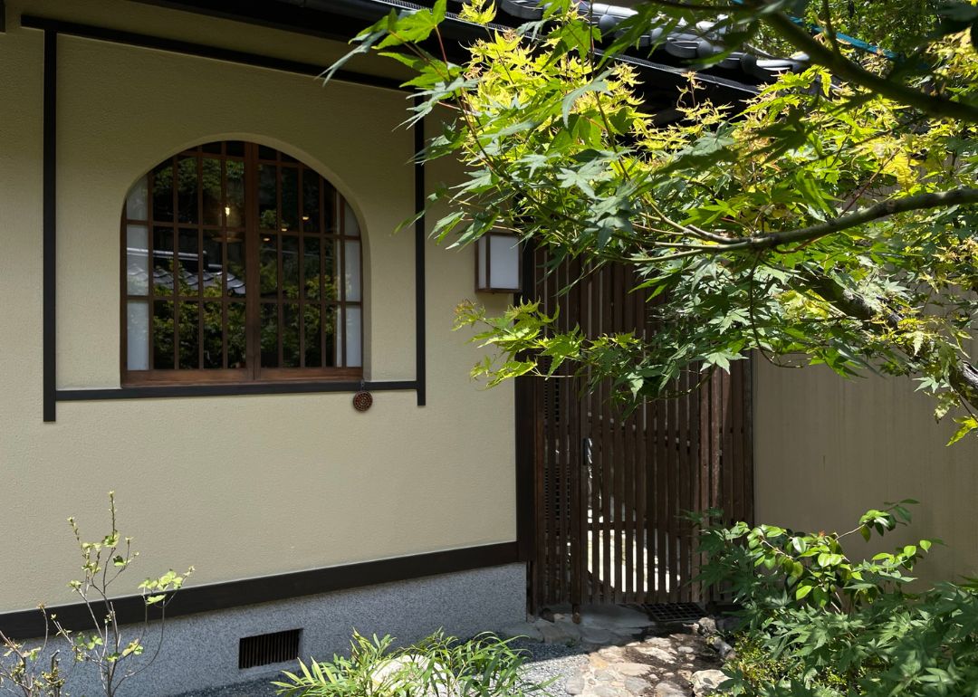entrance doorway to sangen kyoto ryokan