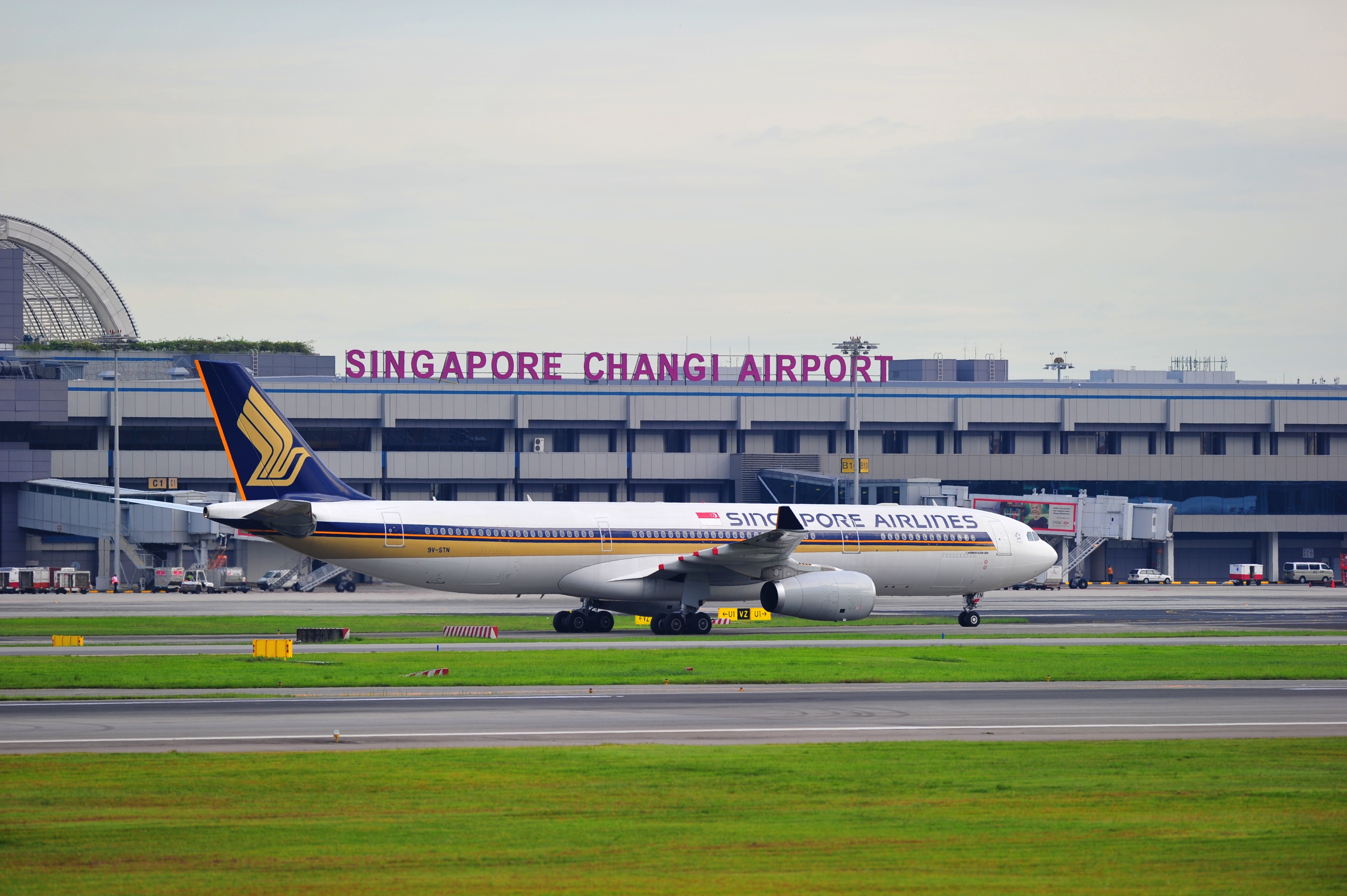 singapore airlines plane at changi airport singapore
